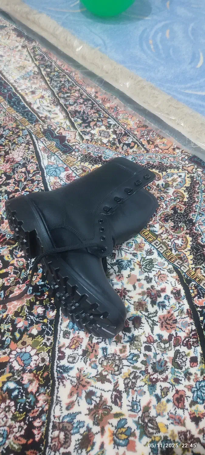 پوتین|کیف، کفش، کمربند|سیلوانه, |دیوار