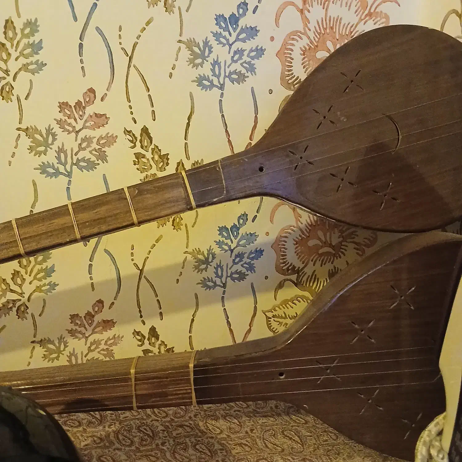 سه تار|سازهای سنتی|دورود, |دیوار