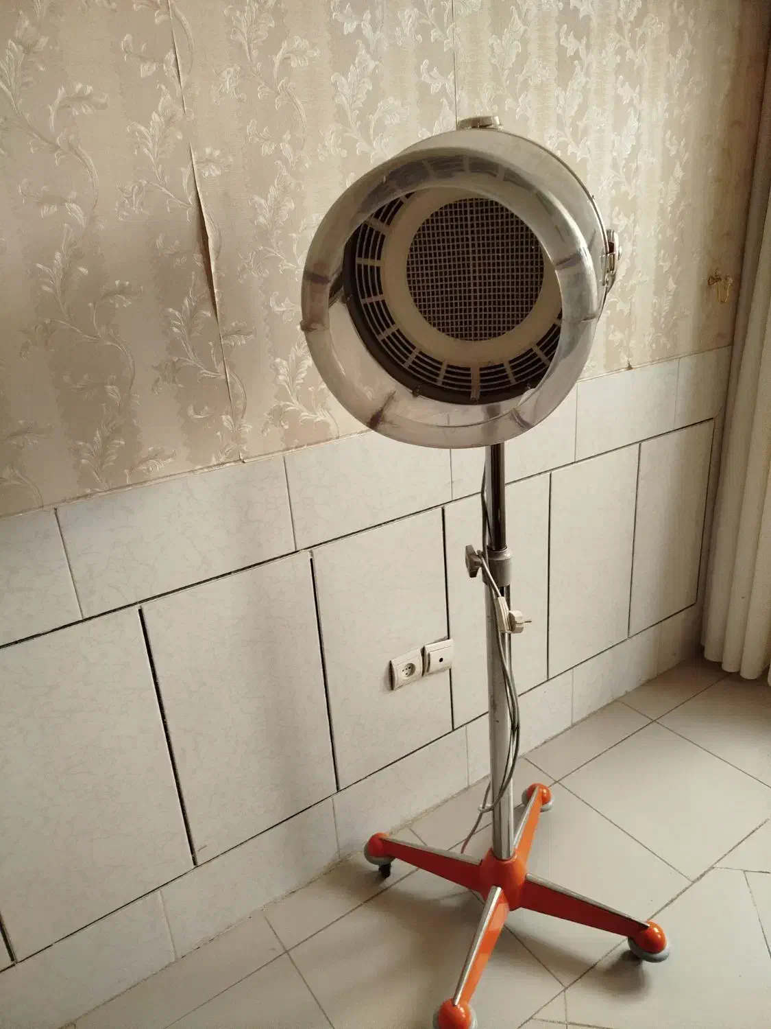 سشوار کلاهکی قدیمی|کلکسیون اشیاء عتیقه|مبارکه, |دیوار