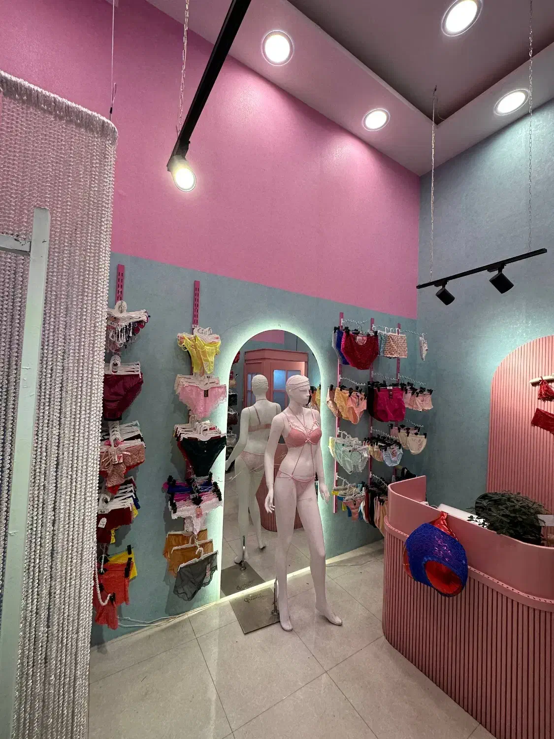 واگذاری مغازه لباس زیر در مهرکوهسنگی بعلت مهاجرت|اجارهٔ مغازه و غرفه|مشهد, کوه سنگی|دیوار