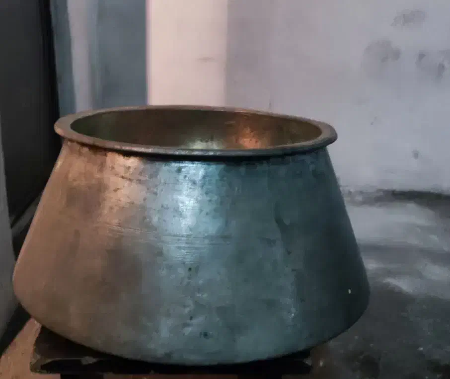دیگ مسی خیلی قدیمی|کلکسیون اشیاء عتیقه|ری, علایین|دیوار