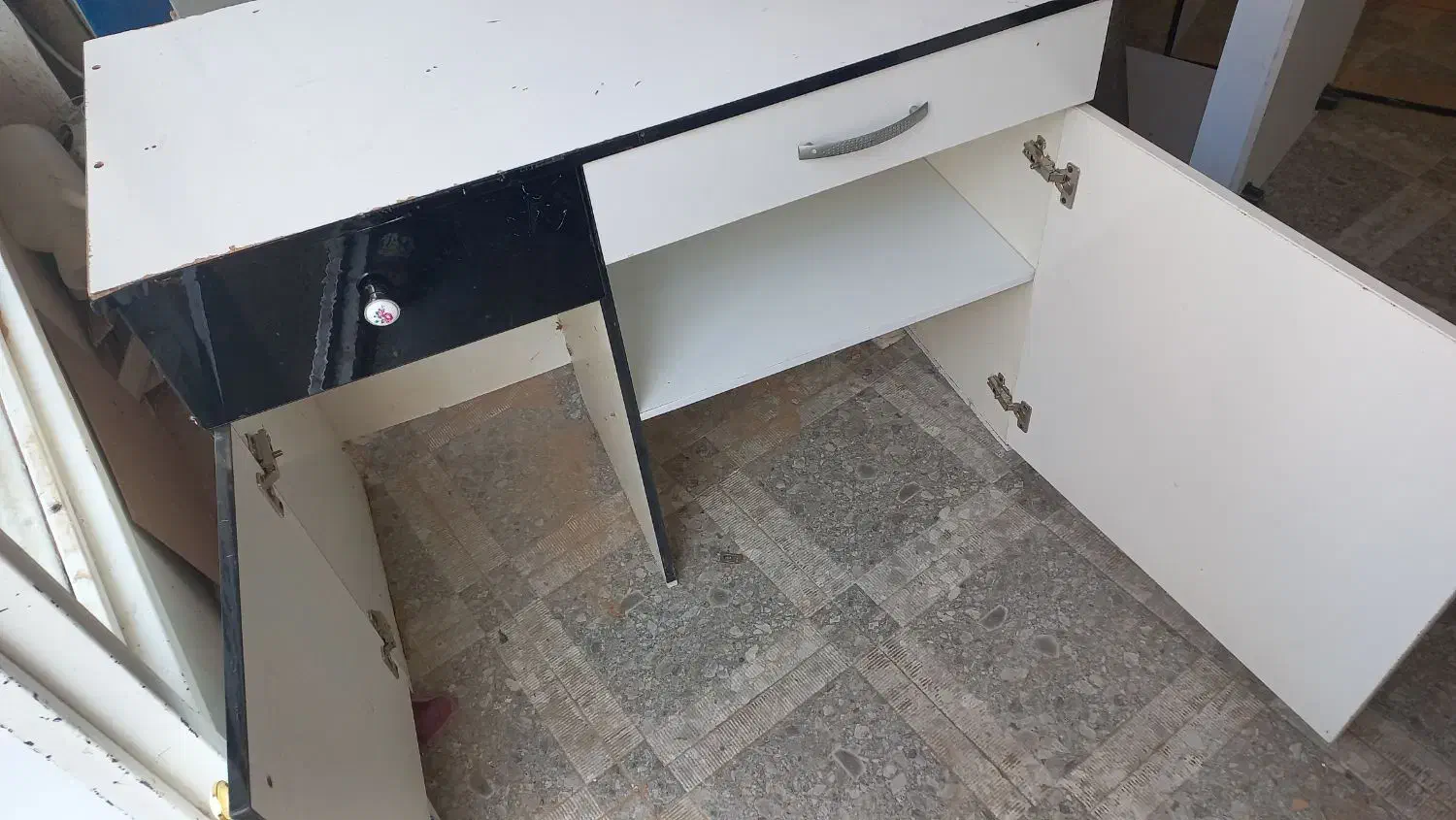 یک میز مطالعه و... ۱۰۷×۸۴ اندازه سالم|میز تحریر و کامپیوتر|اردبیل, |دیوار