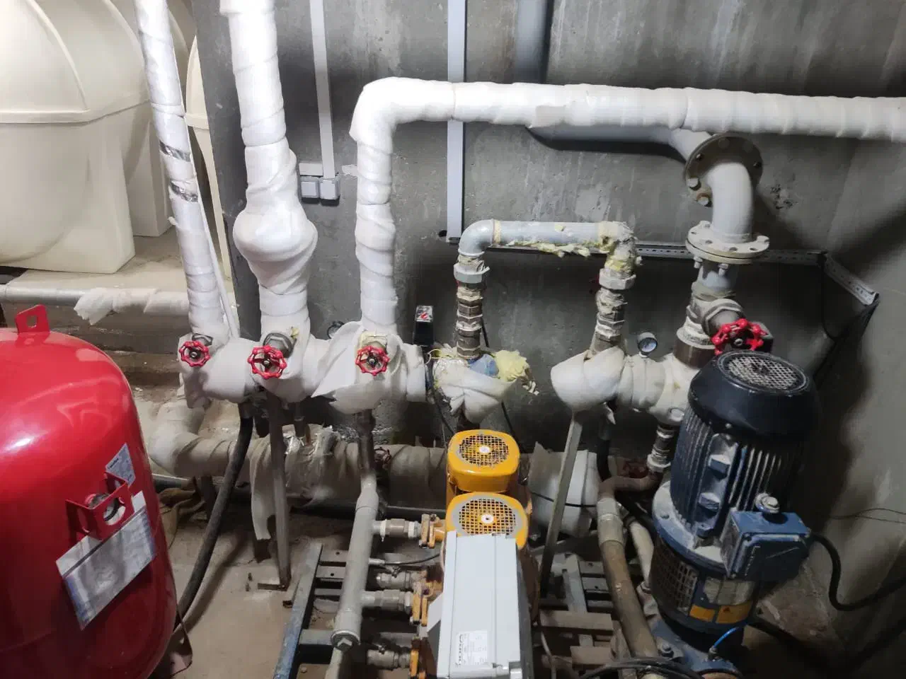 تاسیسات لوله کشی نصب پمپ|خدمات پیشه و مهارت|رودهن, |دیوار