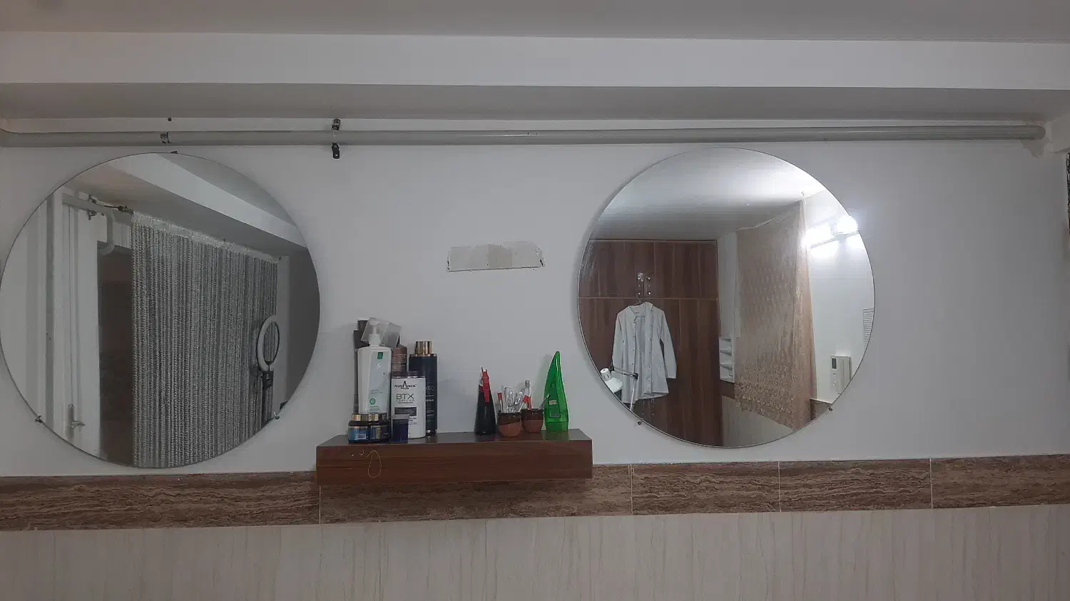 اینه و ماسک مو و شونه|آینه|ساری, |دیوار