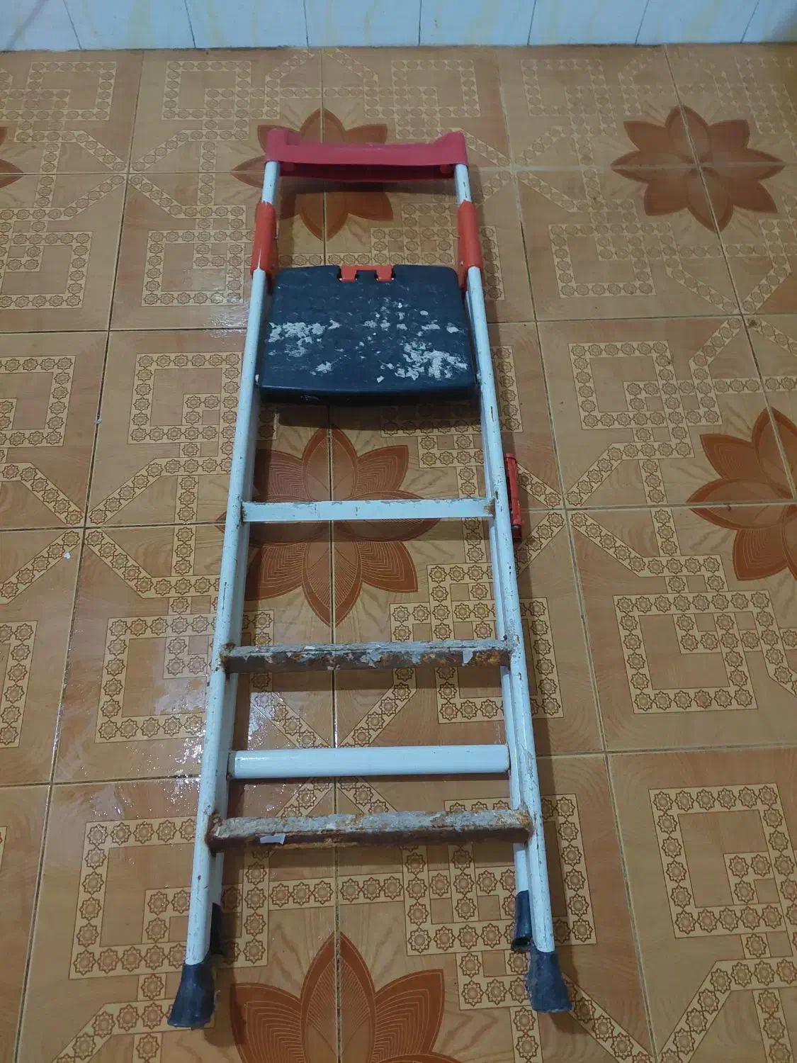 چهار پایه تاشو|صندلی و نیمکت|رباط‌کریم, رباط‌کریم|دیوار