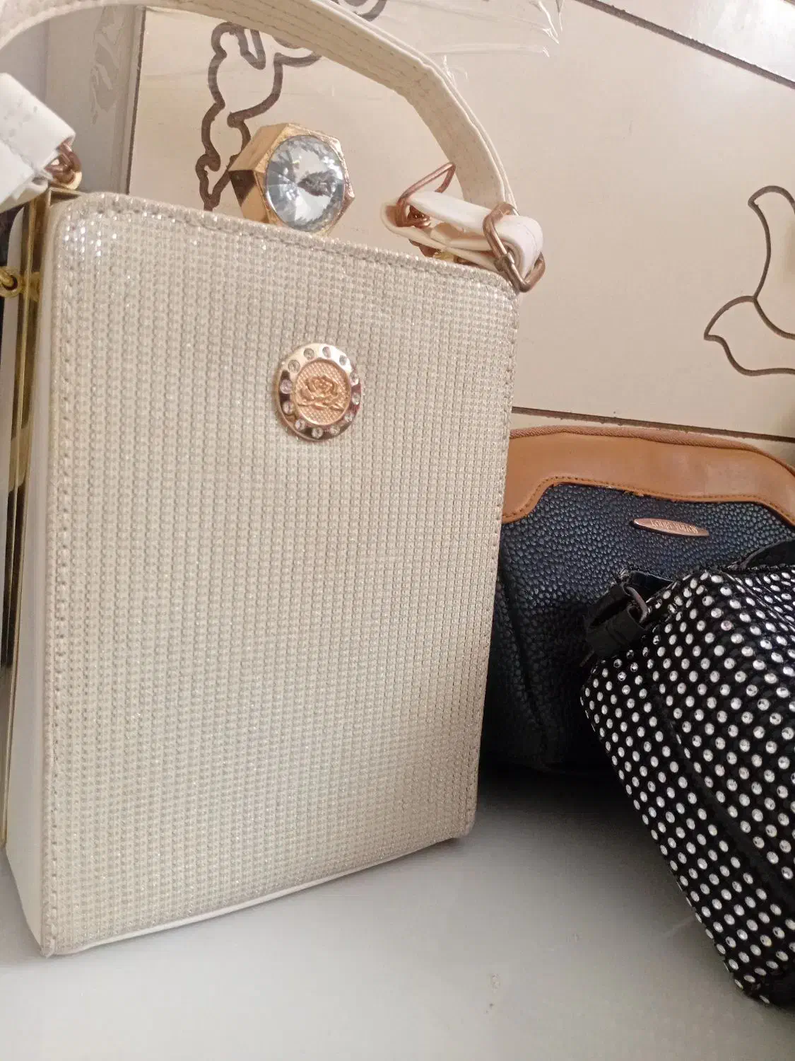 کیف در حد نو|کیف، کفش، کمربند|خلخال, |دیوار