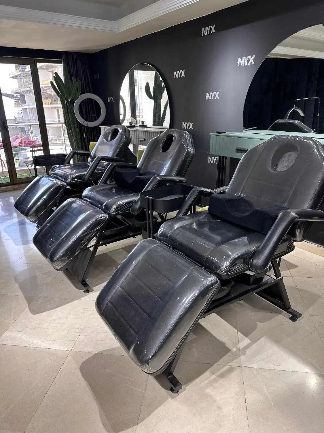 تخت مژه و وسایل ارایشگاه|آرایشگاه و سالن‌های زیبایی|بهارستان, |دیوار