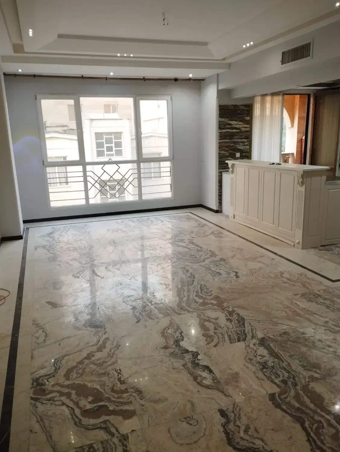 ۱۳۵متر فول چهارباغ شرقی تکواحدی ۴ ساله تخلیه