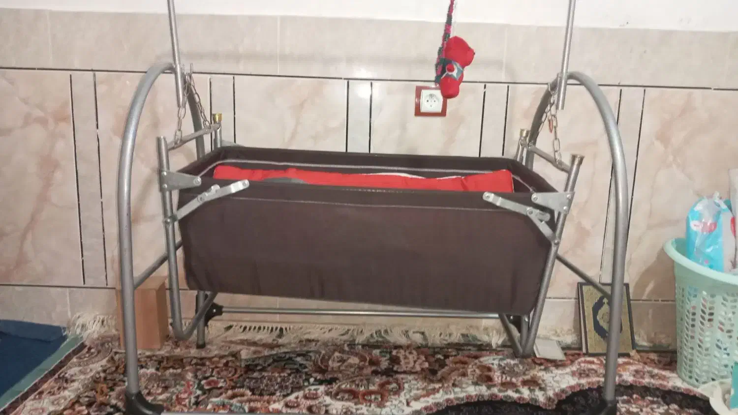 گهواره نو و تمیز و محکم در حد چندروز استفاده شده|تخت و صندلی بچه|دورود, |دیوار