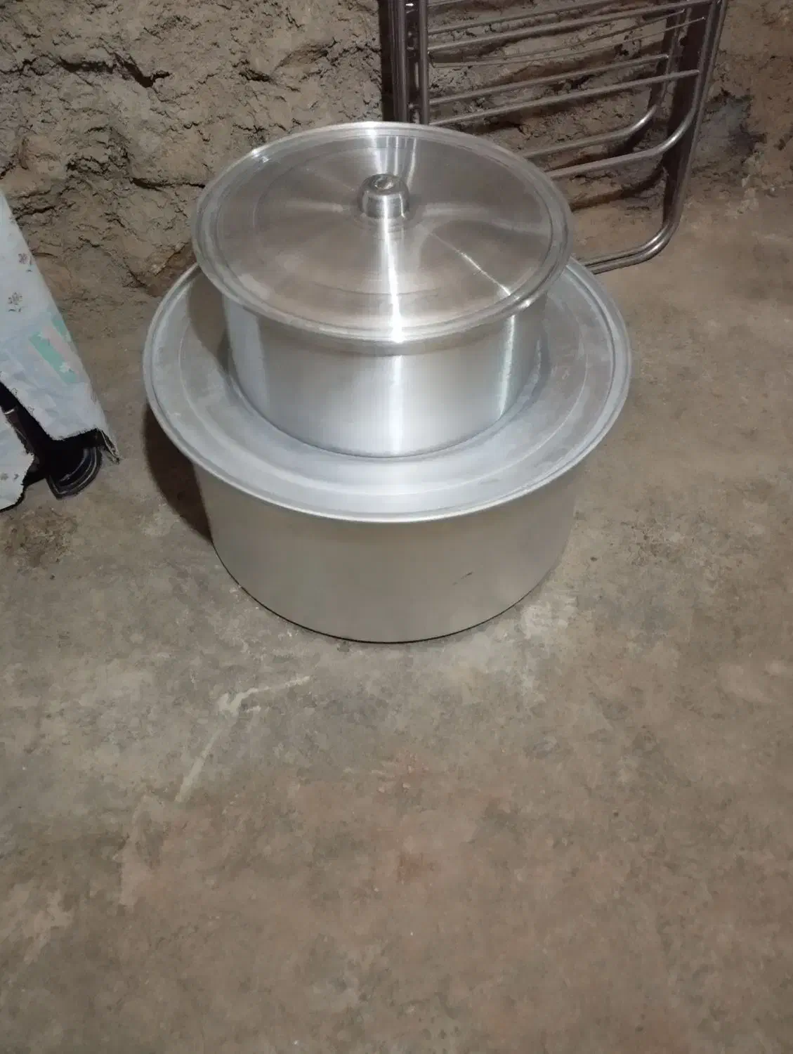 قابلمه روحی|ظروف پختوپز|زنده رود, |دیوار