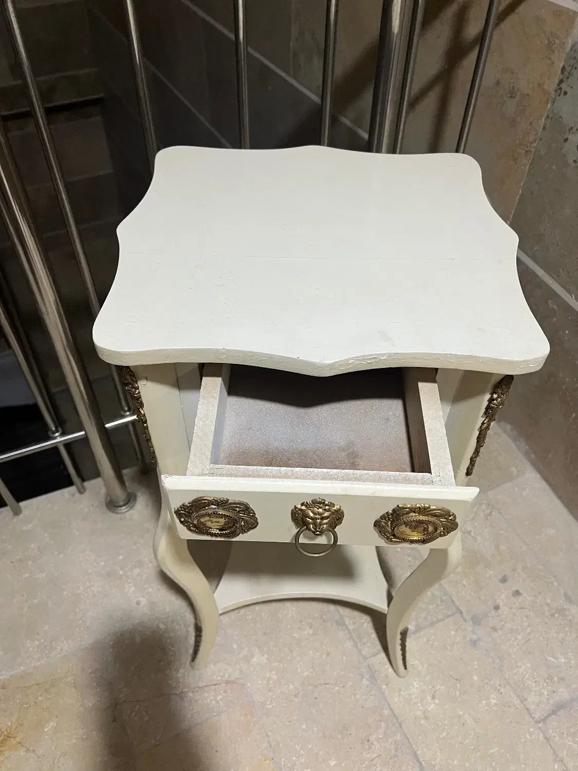 میز تلفن|میز تلفن|رشت, چمارسرا|دیوار