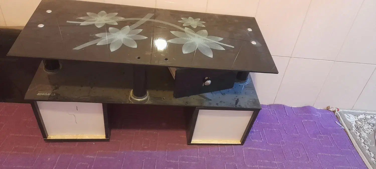 میز تلویزیون شیشه ایی|میز تلویزیون|قم, قلعه کامکار|دیوار