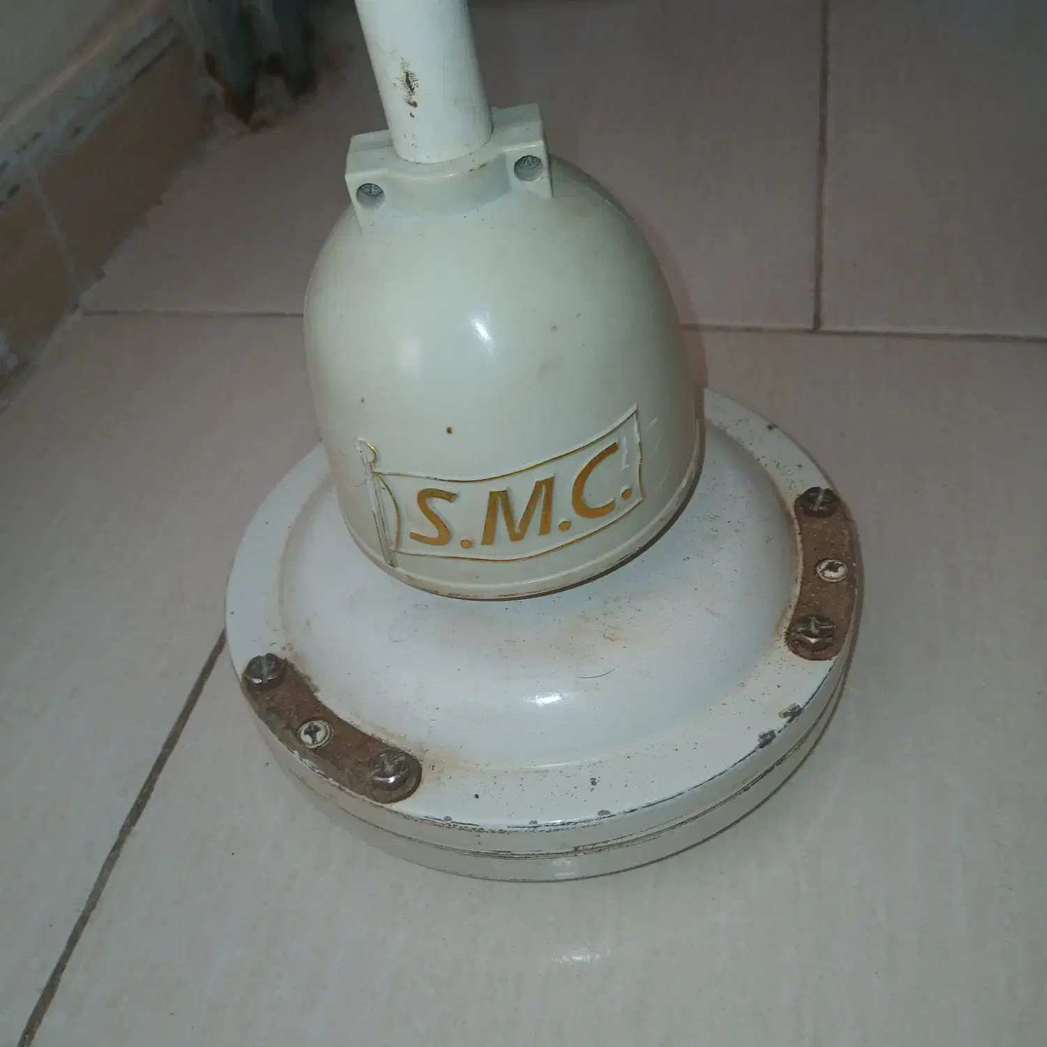 پنکه سقفی قدیمی|پنکه و تصفیه‌کنندهٔ هوا|شاهین‌شهر, نظامی|دیوار