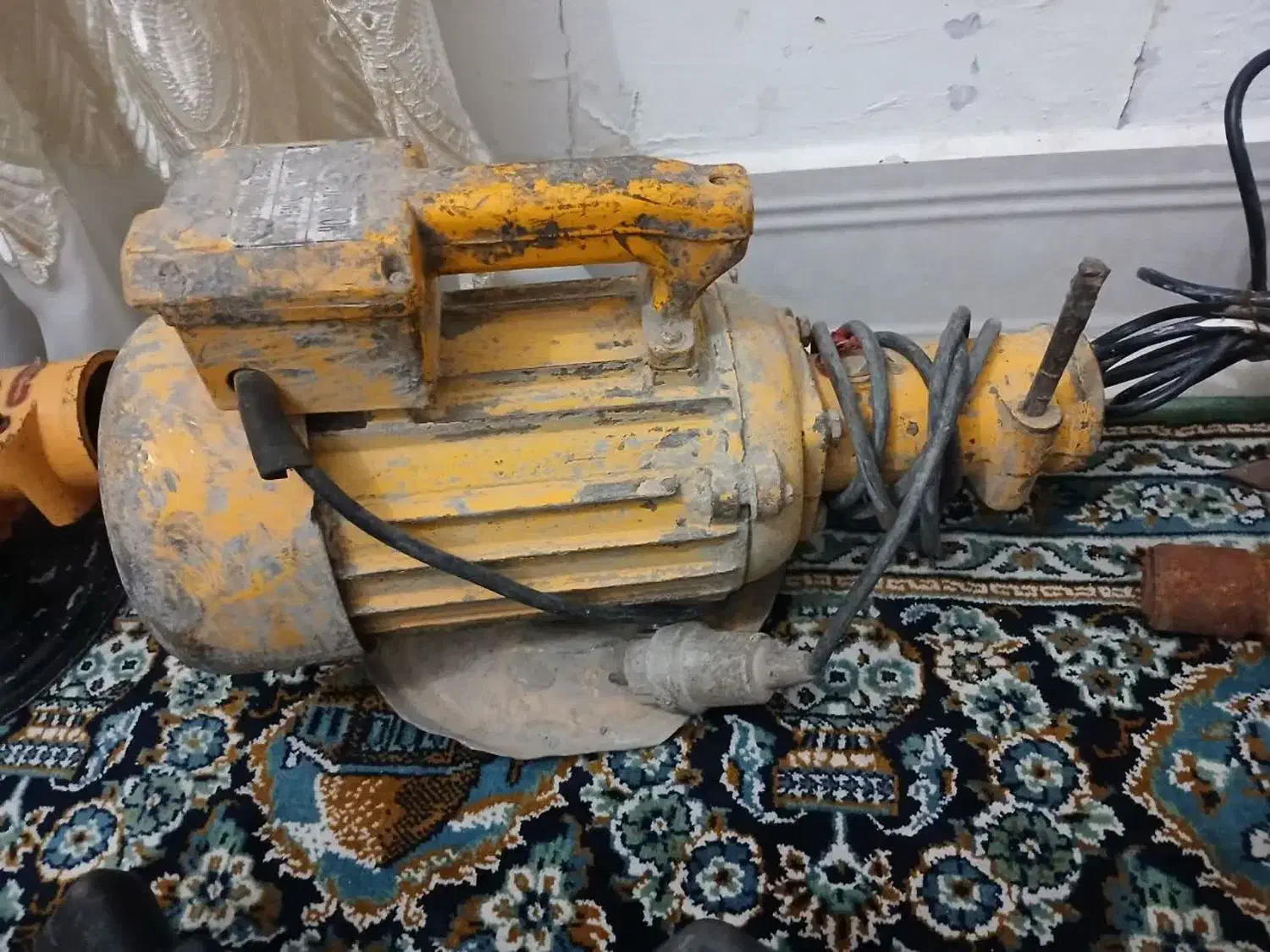 ویبره برقی  با شلنگ|ابزارآلات|ری, شهادت|دیوار