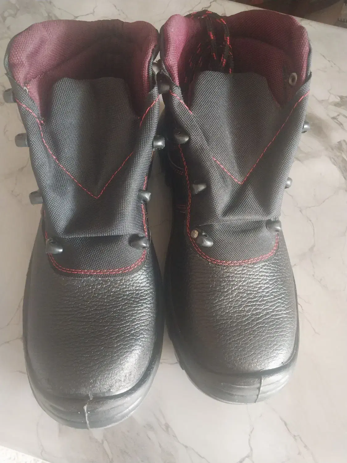 کفش کار|کیف، کفش، کمربند|پیر بکران, |دیوار