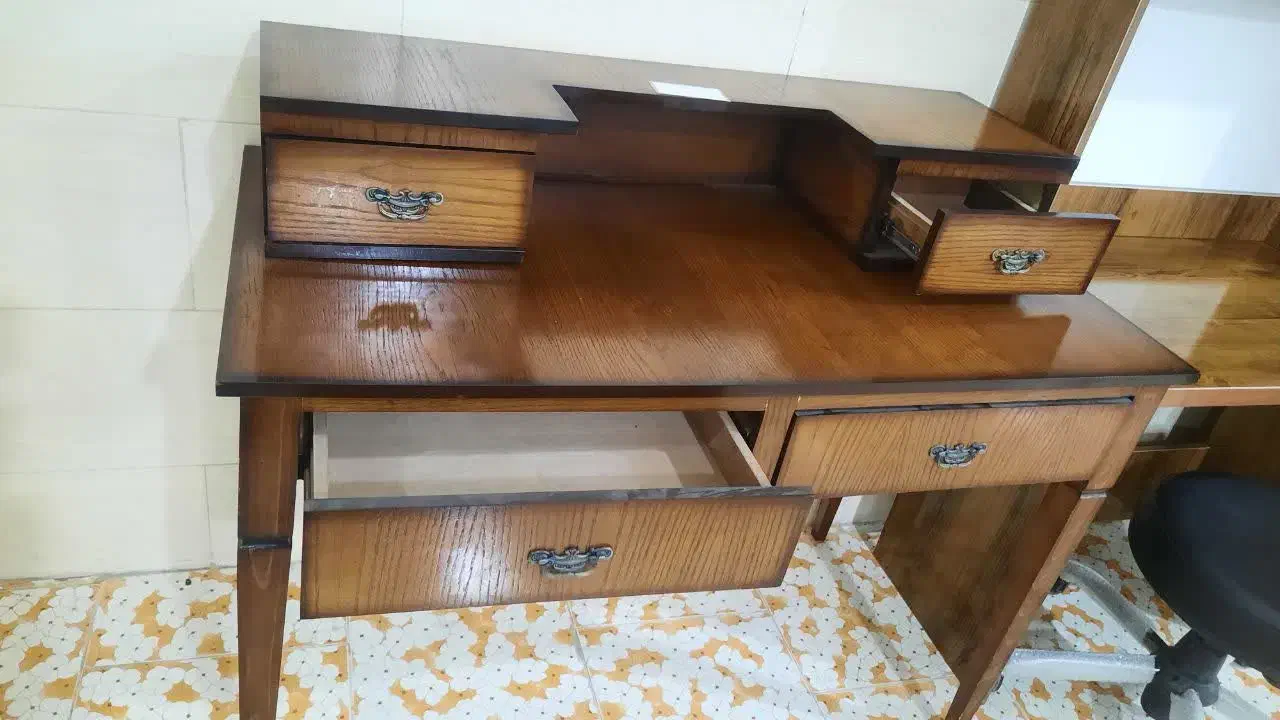 میز تحریر کتابخانه ای|کتابخانه، شلف، قفسههای دیواری|حمیدیا, |دیوار