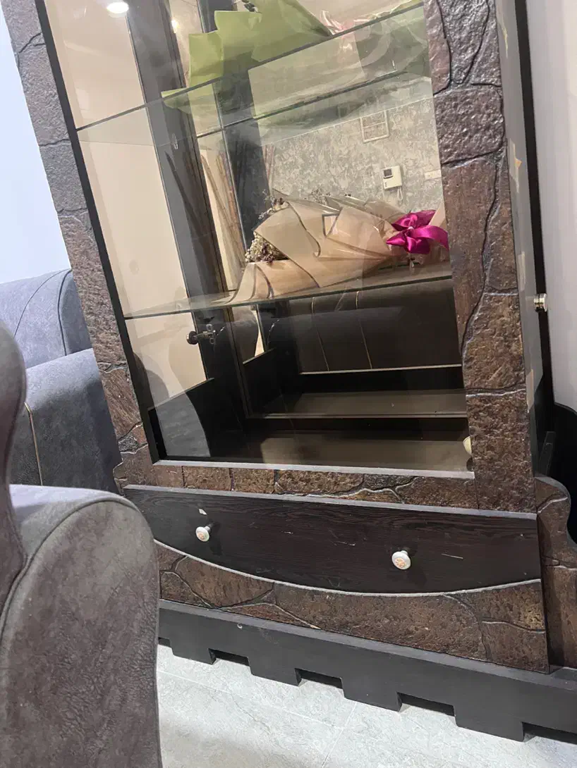 ویترین شیشه ای کاملا سالم و نو|بوفه، ویترین، کنسول|جم, |دیوار