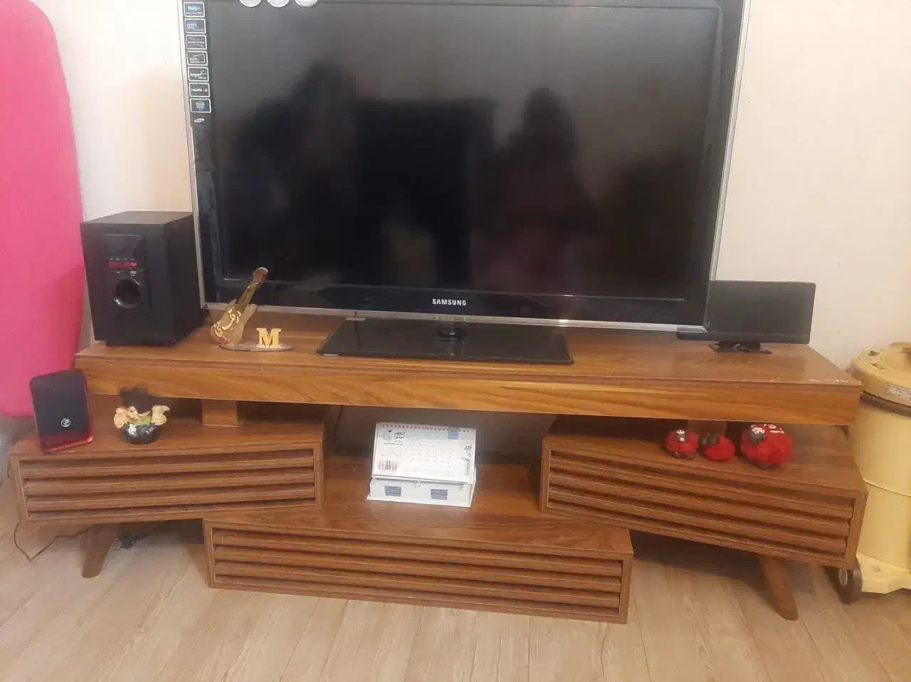 ال سی دی۴۲ اینچ به همراه میز|تلویزیون و پروژکتور|اصفهان, الهیه|دیوار