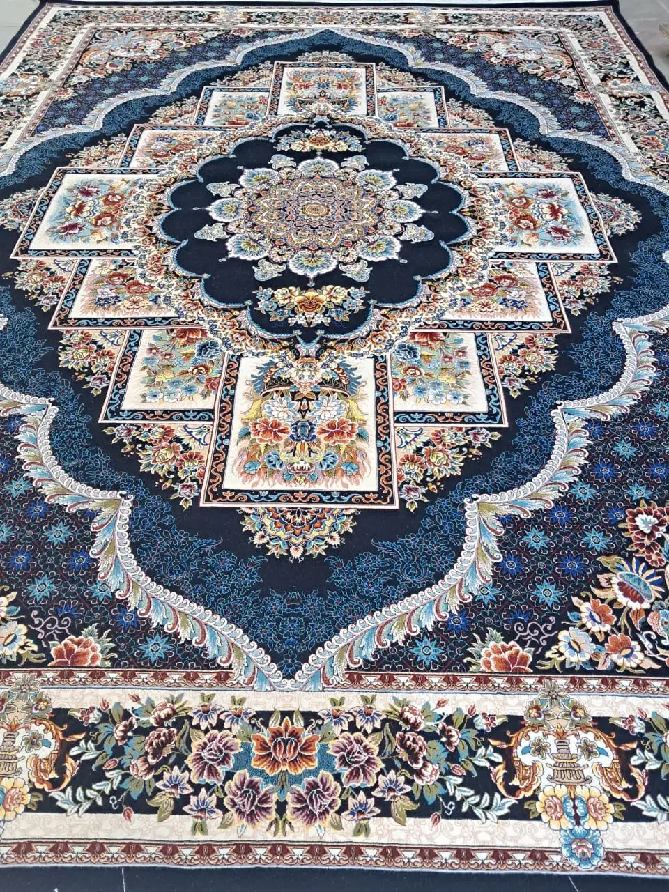 دوتا فرش ۱۲ متر ۷۰۰شان تمام نخ تراکم ۲۵۵۰|فرش|ورامین, ریحان آباد|دیوار