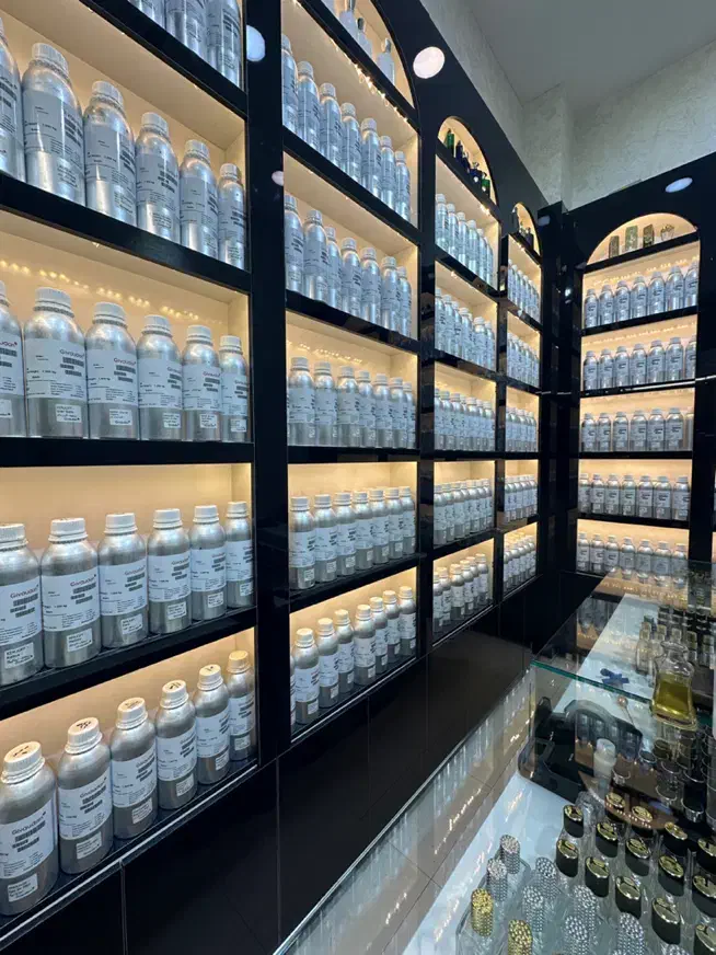 فروشنده اقا عطر فروشی نیازمیندیم|استخدام بازاریابی و فروش|تهران, بازار|دیوار