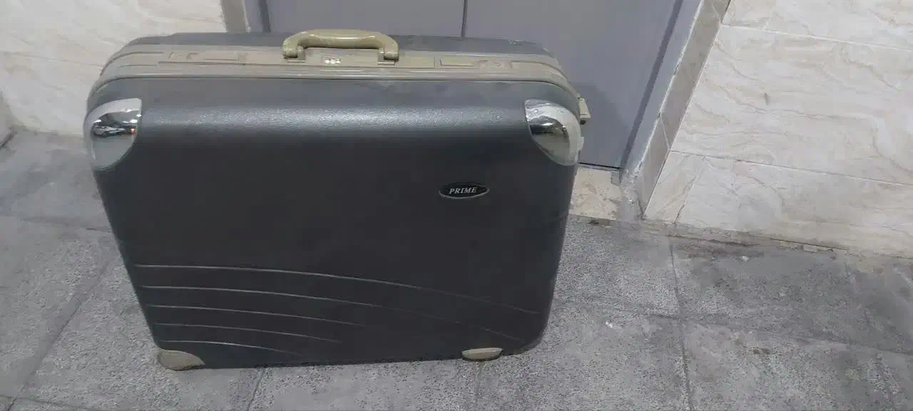 چمدان بزرگ و کیف|کیف، کفش، کمربند|یزد, |دیوار