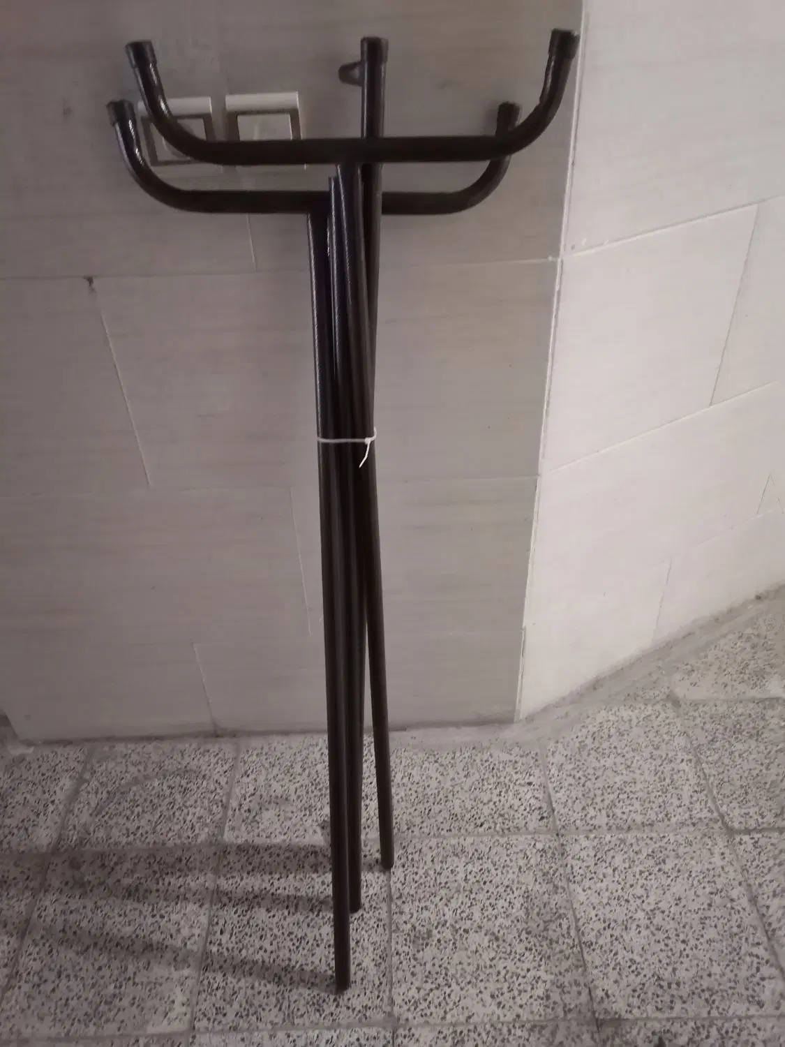 رگال لباس|بندرخت و رخت‌آویز|کرج, فاز ۳ گوهردشت|دیوار