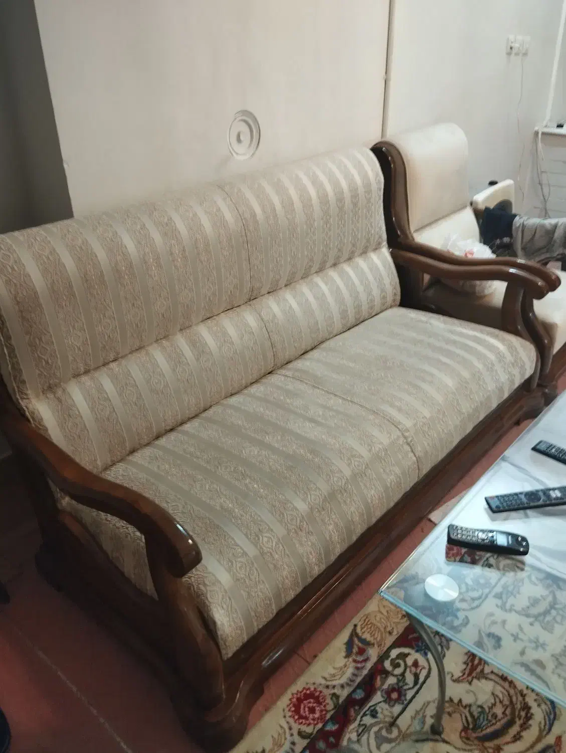 مبل ۷ نفره راحتی چوب گردو|مبلمان خانگی و میز عسلی|مشهد, دانشجو|دیوار