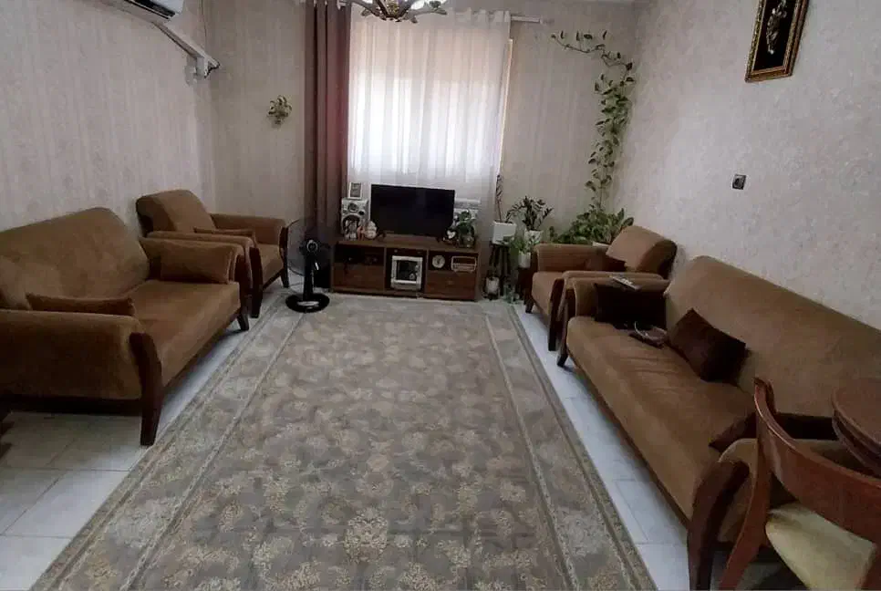 مبل هفت نفره تمیز بدون فرورفتگی|مبلمان خانگی و میز عسلی|رشت, استقامت ۱|دیوار