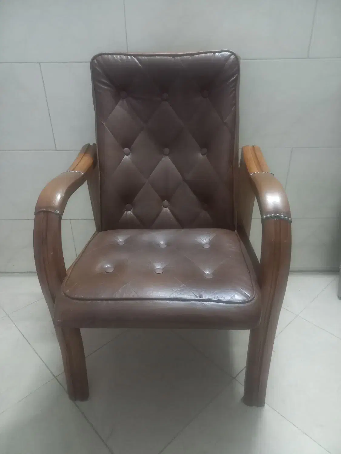 صندلی انتظار چوبی چرمی|مبلمان اداری|اراک, |دیوار