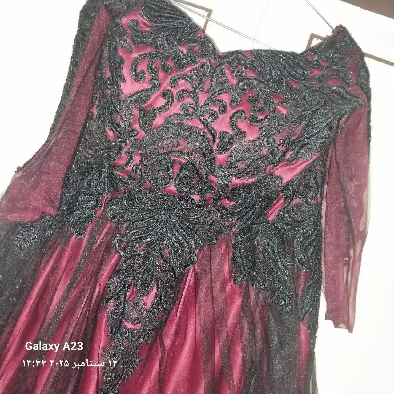 لباس مجلسی|لباس|فشم, |دیوار