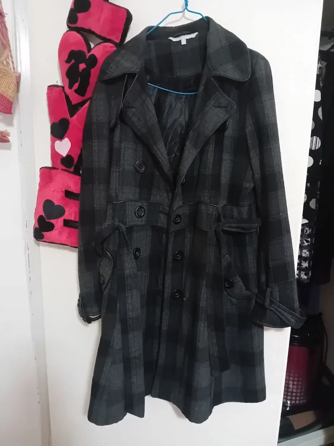 پالتو|لباس|بم, |دیوار