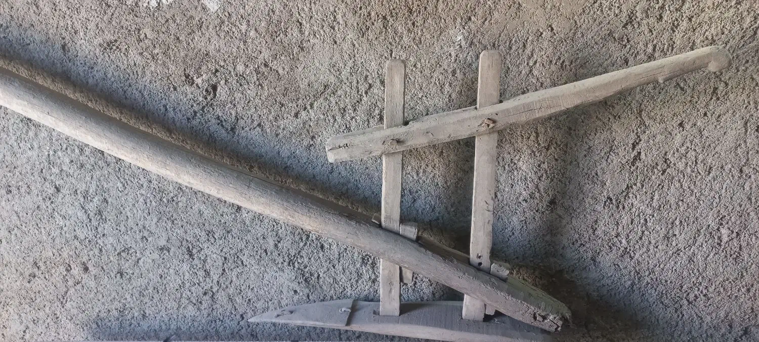 شخم زن و چهارچوب قدیمی|کلکسیون اشیاء عتیقه|لنجان, |دیوار