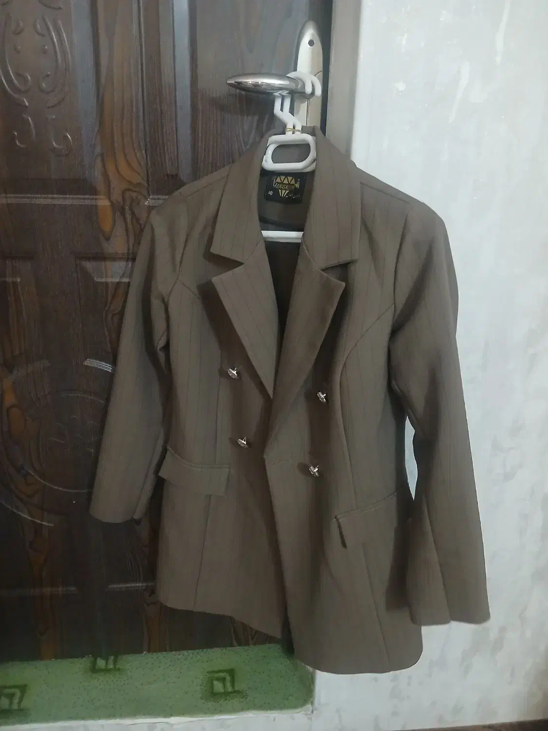 دو عدد کت|لباس|اردبیل, |دیوار