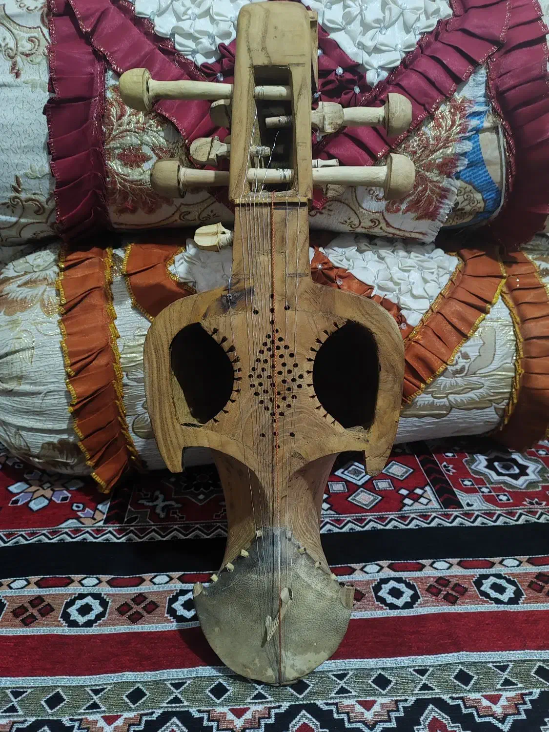 سروز ،قیچک چوب توت|سازهای سنتی|زاهدان, |دیوار