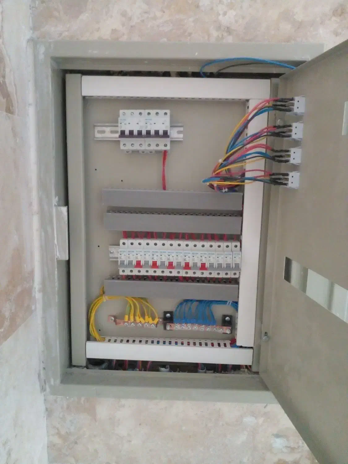 نیازمند نیروی برقکار ماهر و نیمه ماهر|استخدام صنعتی، فنی، مهندسی|سمنان, |دیوار