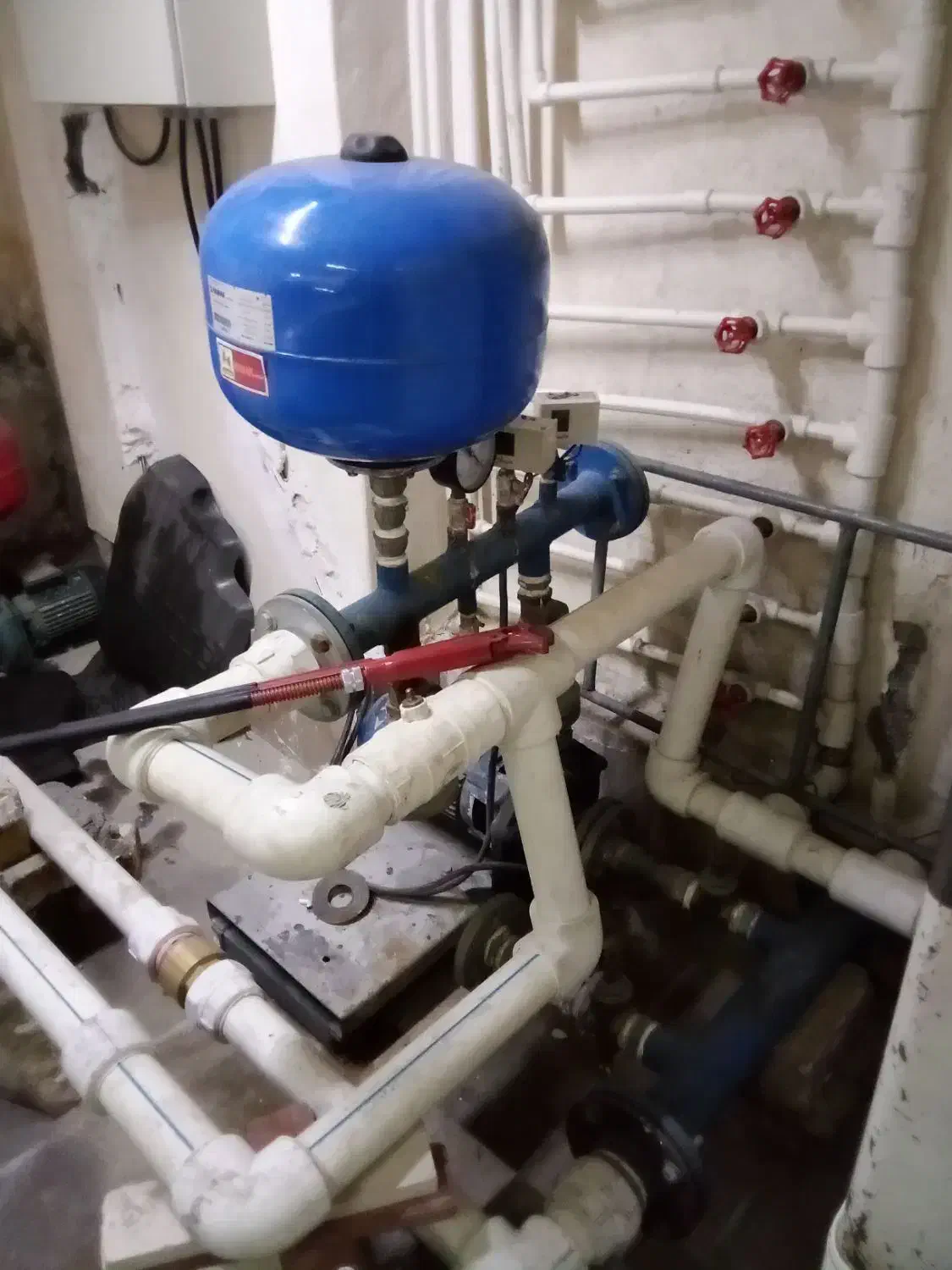 تعمیر پمپ آب و منبع انبساط|خدمات پیشه و مهارت|پرند, فاز ۴|دیوار