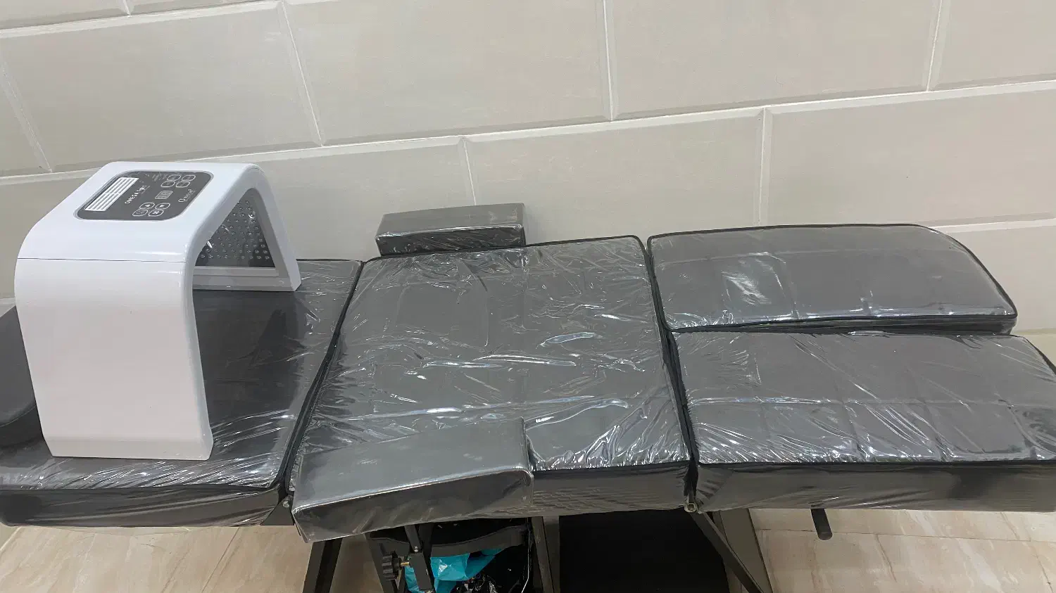 تخت و‌تجهیزات پاکسازی و میزناخن|آرایشگاه و سالن‌های زیبایی|رشت, چله خانه|دیوار