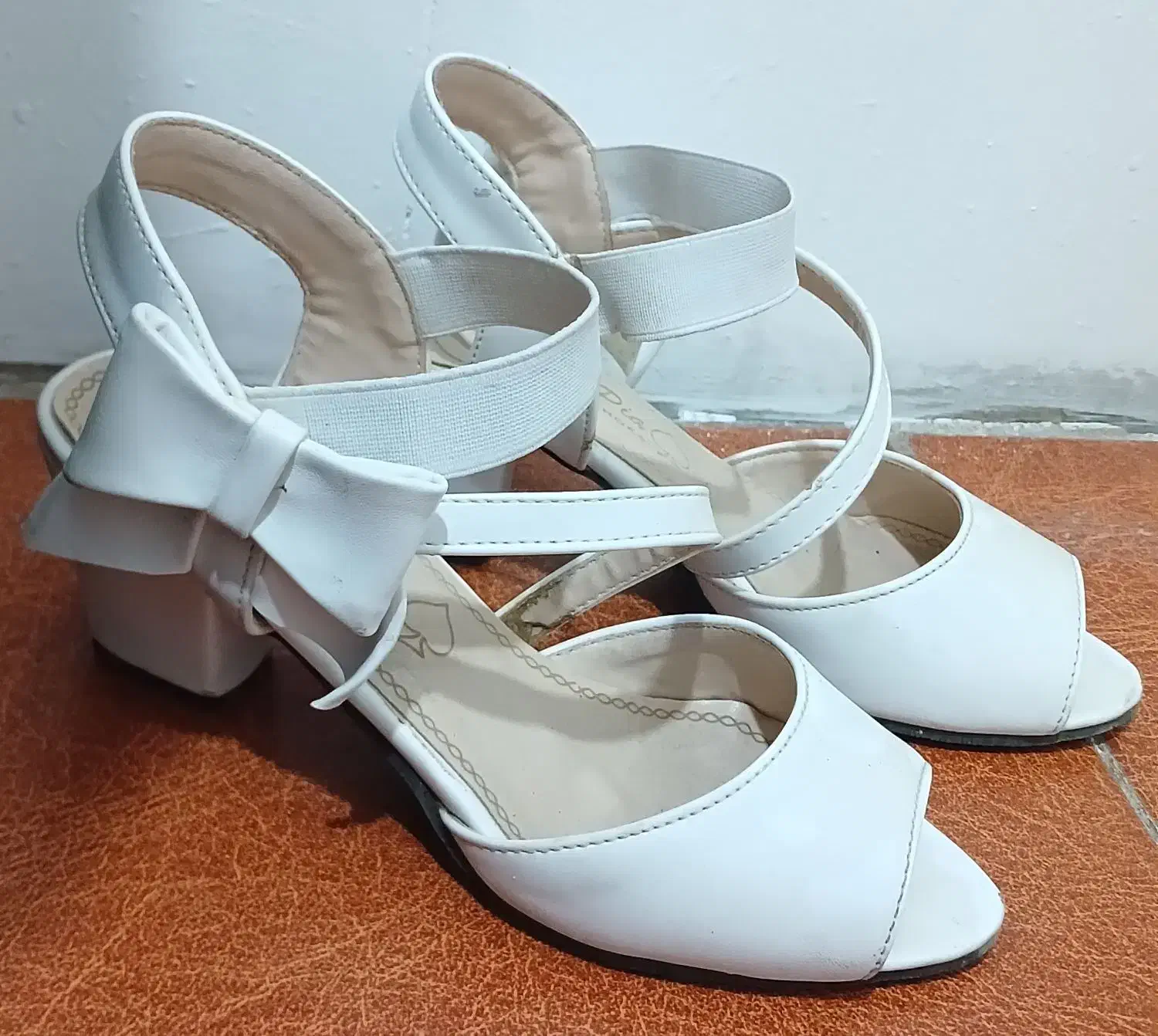 کفش|کیف، کفش، کمربند|قروه, |دیوار