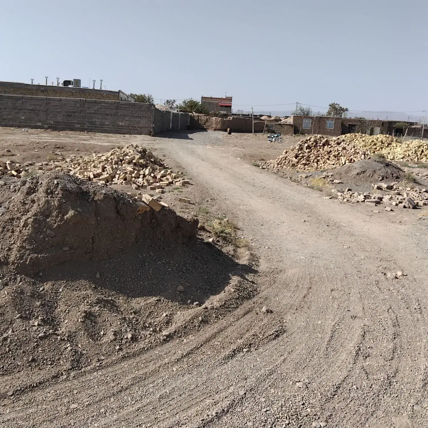 ۲۰۰ متر زمین فروشی حاجی آباد|فروش زمین و ملک کلنگی|باخزر, |دیوار