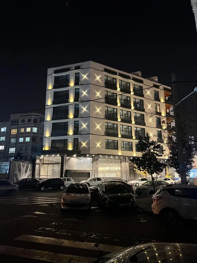 ۲۴۰ متر تجاری + ۲۰۰ متر انباری / ۳۰ متر ویترین|فروش مغازه و غرفه|تهران, صادقیه|دیوار