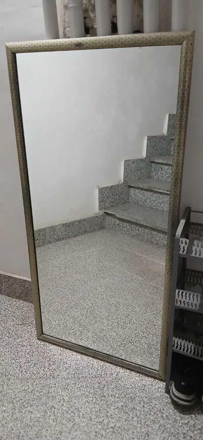 آینه|آینه|صومعه‌سرا, |دیوار