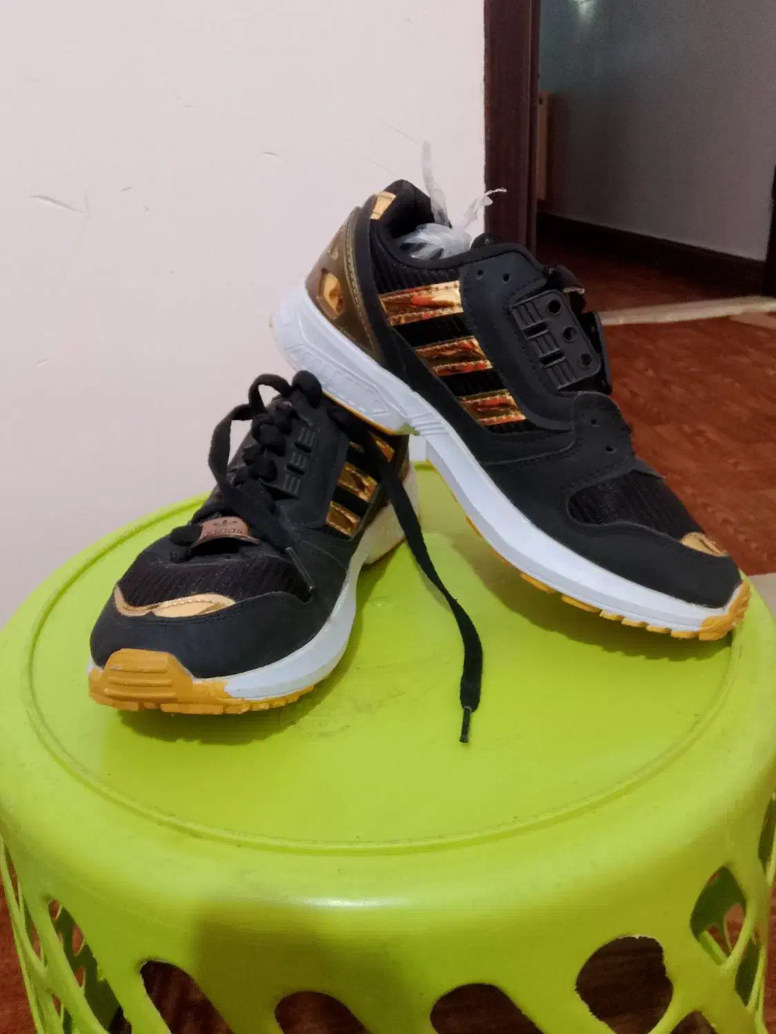 کفش وکتونی|کیف، کفش، کمربند|سورک, |دیوار