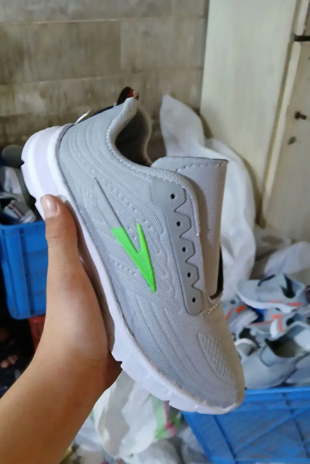 کفش پیاده روی|کیف، کفش، کمربند|باغستان, |دیوار