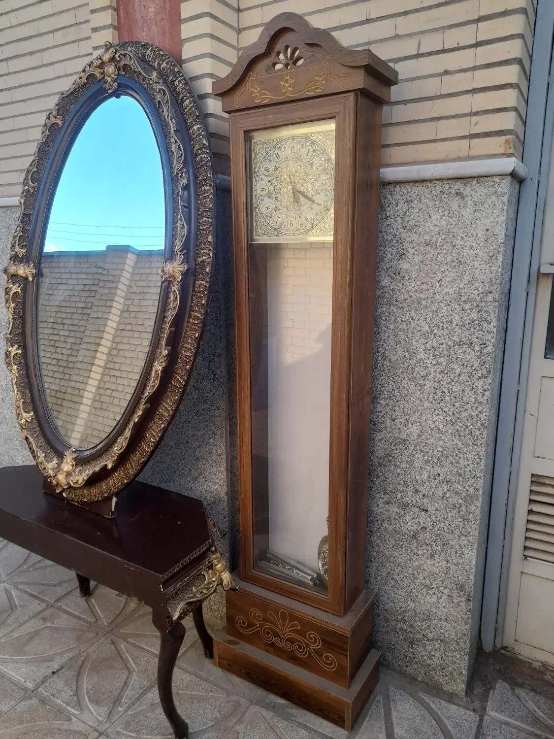 ساعت ایستاده و آیینه همراه با میز درحد نو|مبلمان خانگی و میز عسلی|میانه, |دیوار