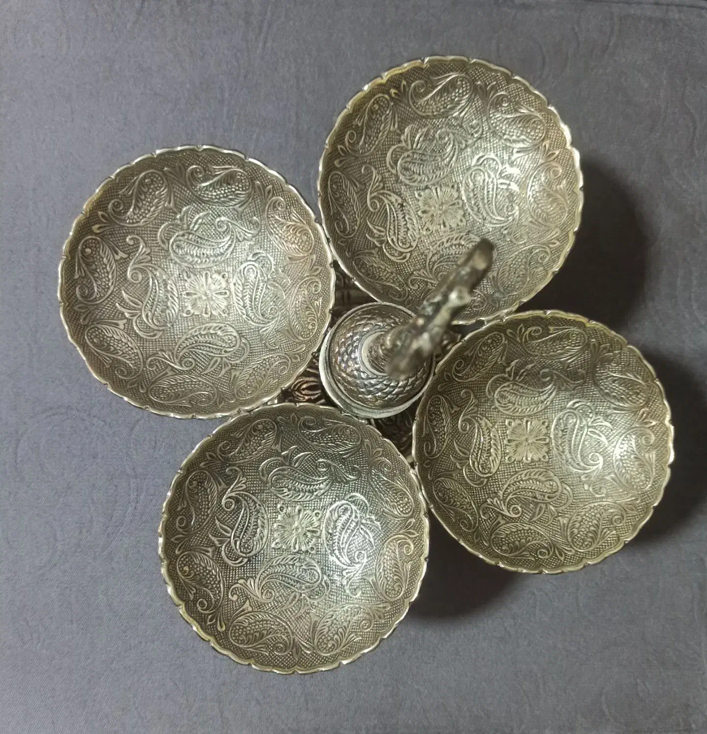 ظرف برنجی|کلکسیون اشیاء عتیقه|گلبهار, شهر جدید گلبهار|دیوار