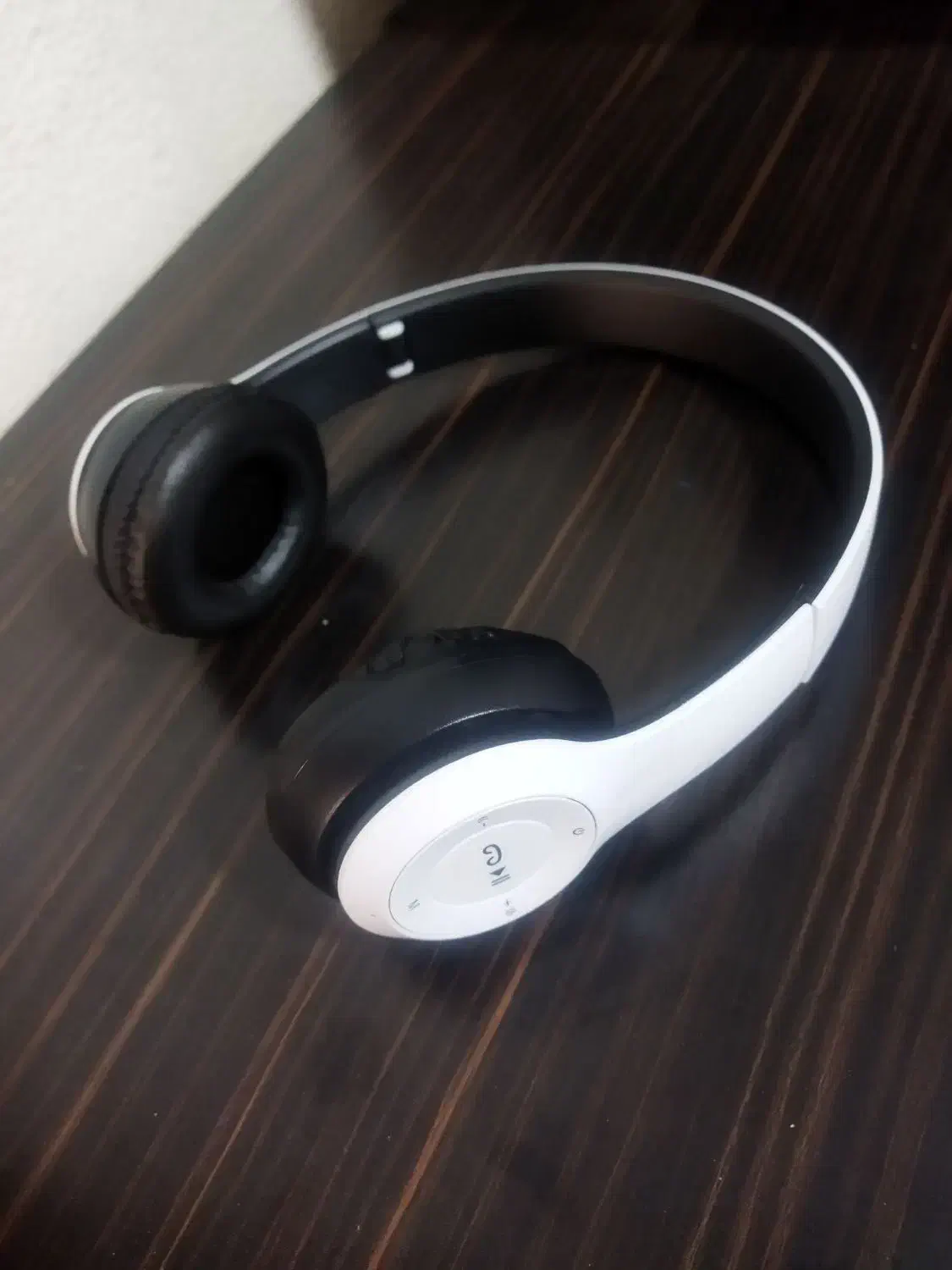 هدفون رنگ سفید و مشکی بلوتوثی|لوازم جانبی موبایل و تبلت|شاهین‌شهر, شهرک گلدیس|دیوار