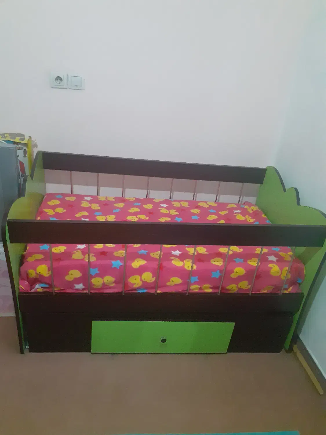تخت  گهواره ای کودک|تخت و صندلی بچه|آبیک, |دیوار