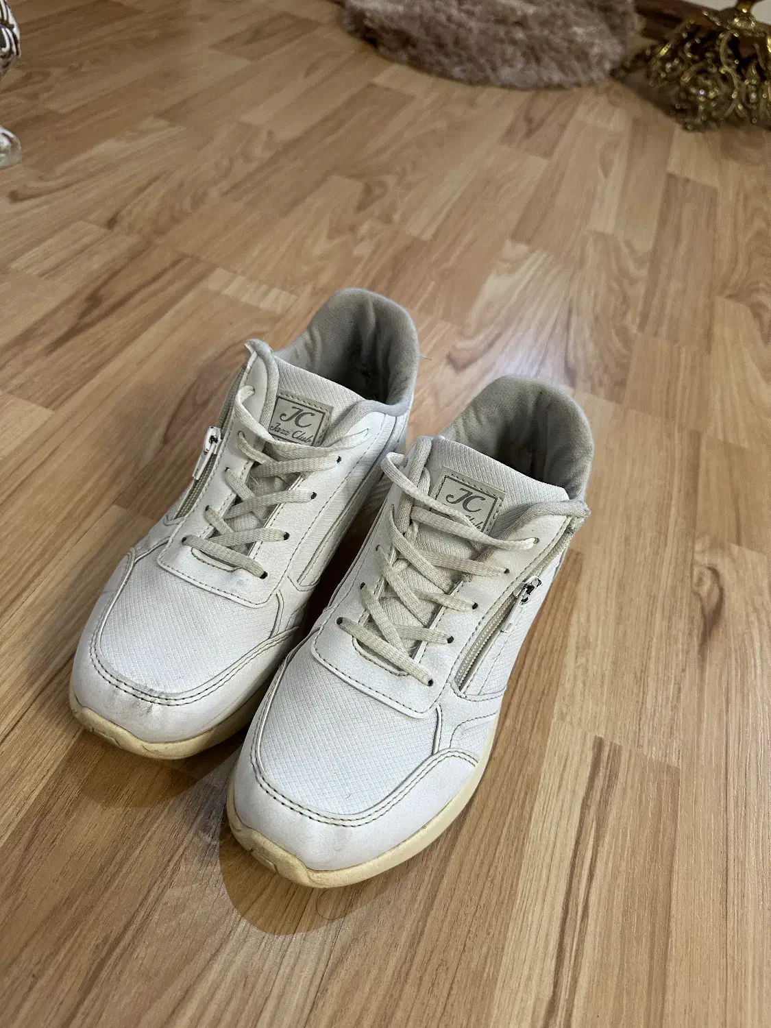 کتونی و کالج|کیف، کفش، کمربند|اندیشه, اندیشه فاز ۳|دیوار