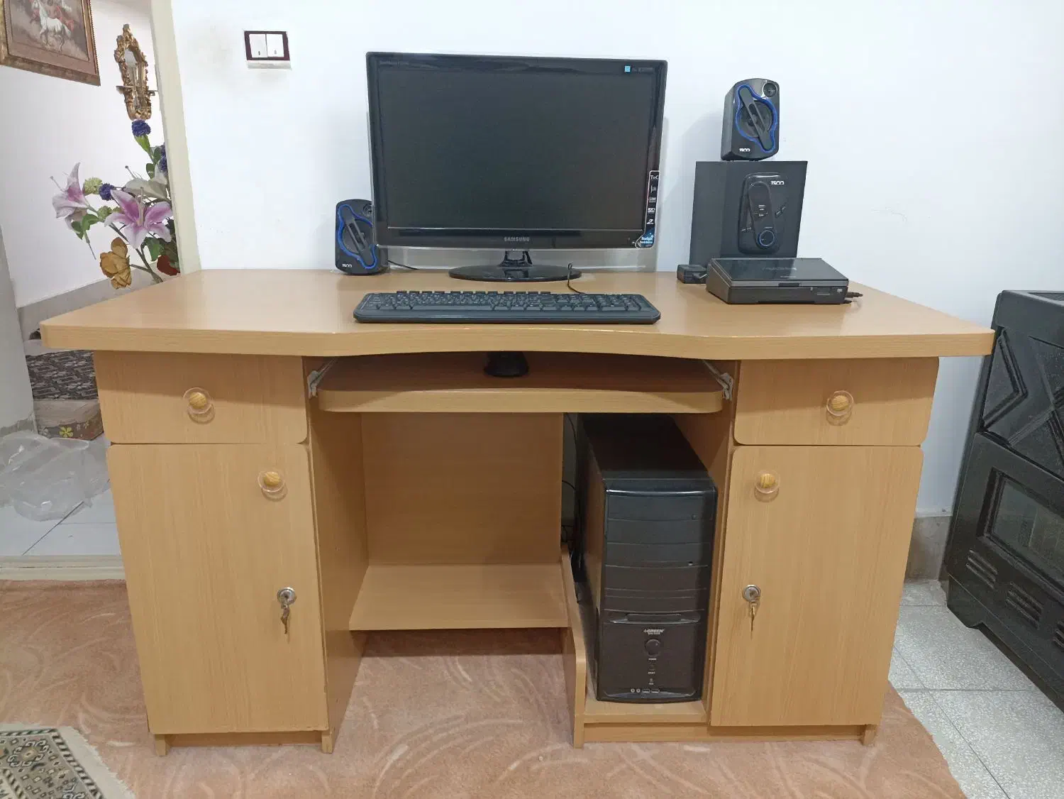 میز کامپیوتر|میز تحریر و کامپیوتر|سبزوار, نواب صفوی|دیوار