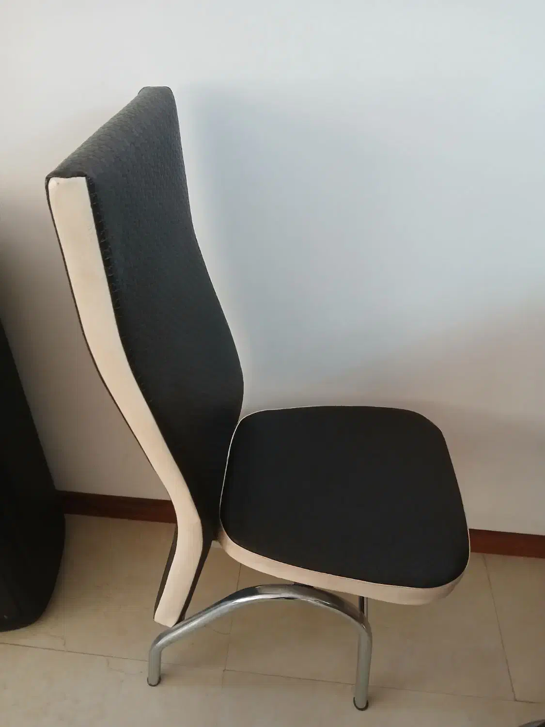 ۴عدد صندلی چرم پایه استیل کاملا سالم ودر حد نو|میز و صندلی غذاخوری|میانه, |دیوار